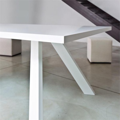 Primetime dining table