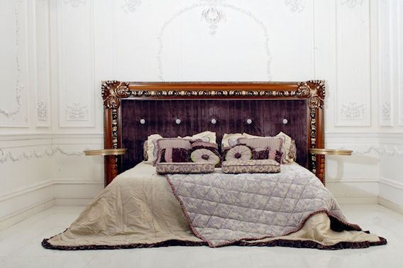 Double bed with high headboard, Boiserie Italia