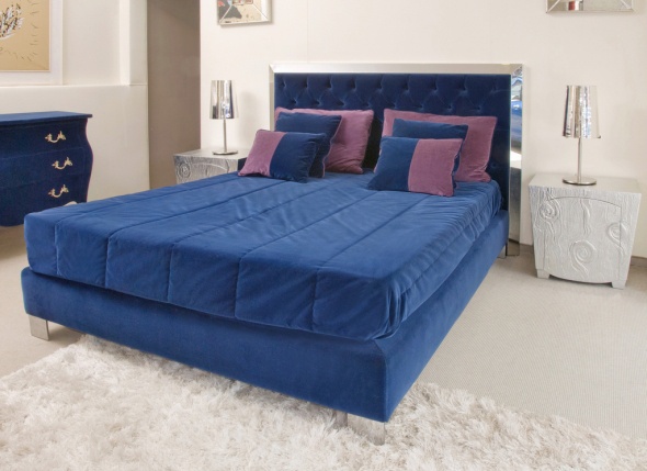 Double bed with metal legs, Wama