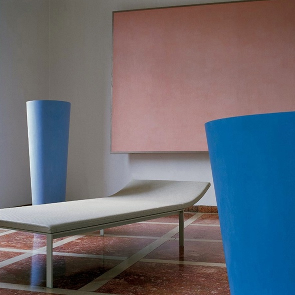 Deck chair on a frame of plywood upholstered in leather or fabric VVD, B&B Italia