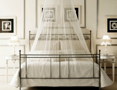 A four-poster bed, Giusti Portos