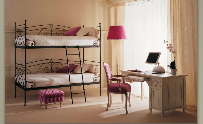 The bed is a bunk bed, Giusti Portos