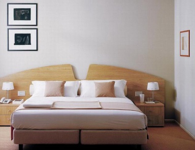 Double bed with high headboard, Tumidei