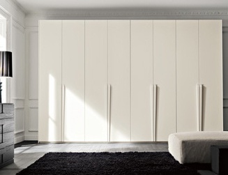 Wardrobe with sliding doors on the frame of tamborito and solid wood Liscia, Benedetti