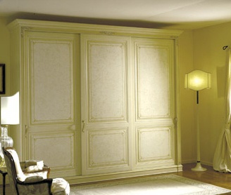 Tricuspid wardrobe with sliding doors on the frame of tamborito Sole Benedetti