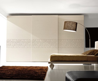 Wardrobe with sliding doors on the frame of tamborito and solid wood Traforo, Benedetti