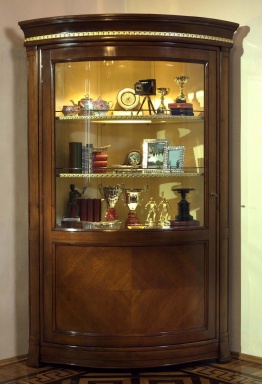 Corner showcase