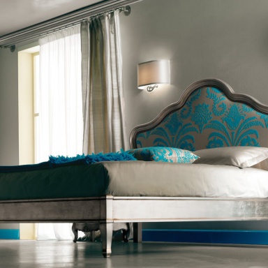 A chest of drawers Com? con pittura Aida