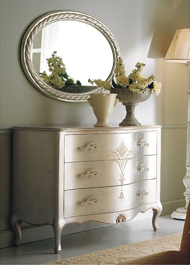 A chest of drawers Com? con pittura Aida CorteZari - Corte Zari
