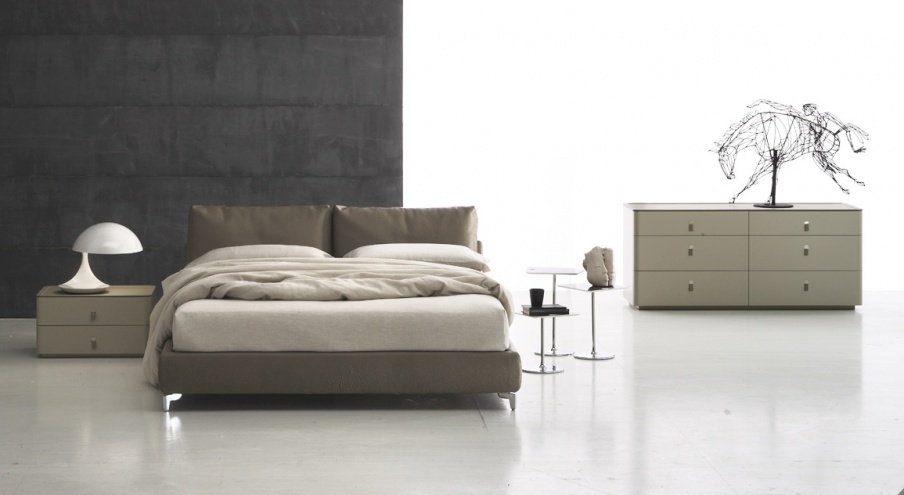 Double bed with frame of steel, legs of aluminium and the upholstery is of leather or textile fabric Oasi, Alivar