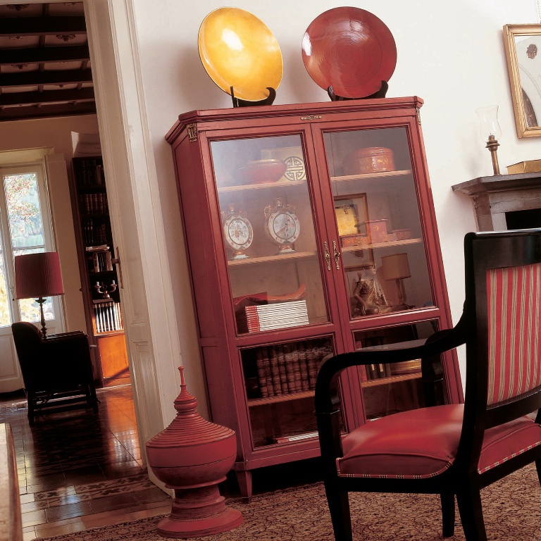 Showcase with glass facade, Salda