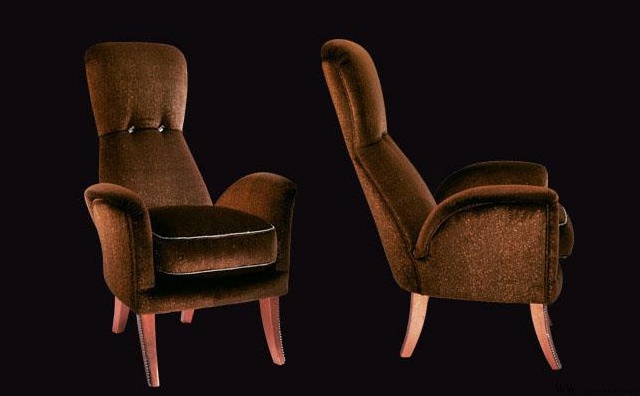 The high-backed chair with legs made of solid wood upholstered in fabric Penelope, BM Style