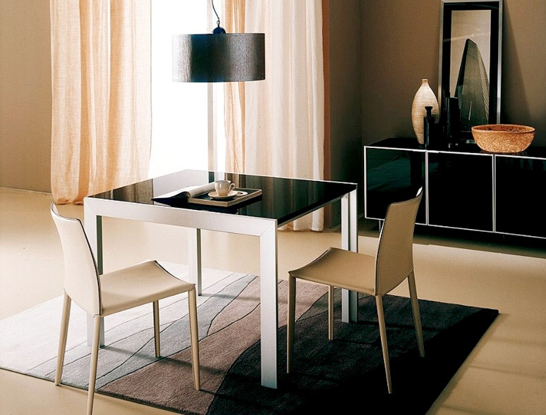 Dining table sliding on a frame of aluminum with a glass top Axel