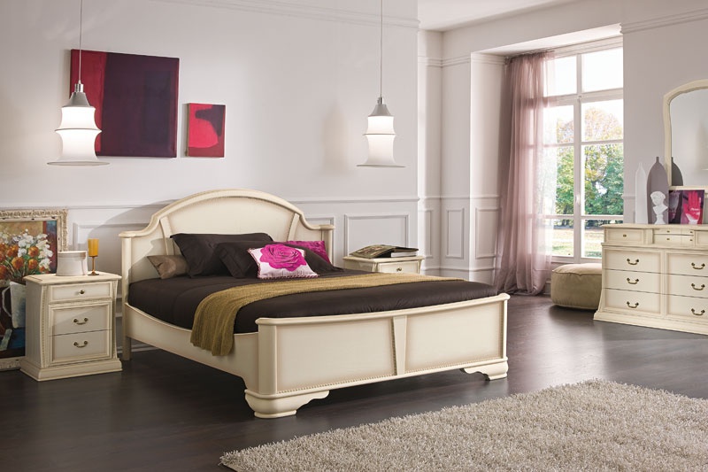 Double bed on figured legs Favero