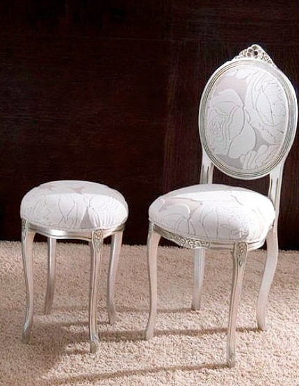 A chair with Ottoman on the frame of the tree Delicia, Bontempi Casa