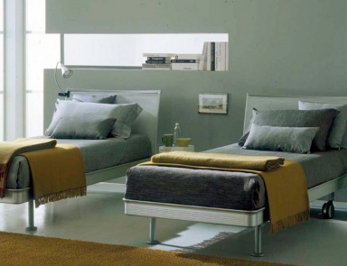 The single bed is on a frame of aluminum Dune, Bontempi Casa