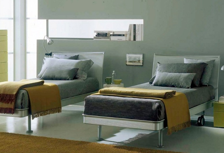The single bed is on a frame of aluminum Dune, Bontempi Casa