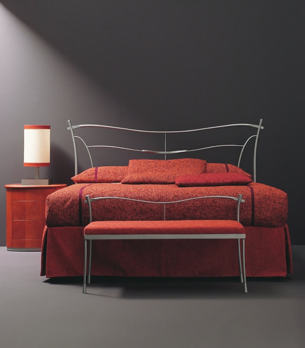 Bed with wrought iron headboard Letto Kubik, Millenotti - Corte Zari