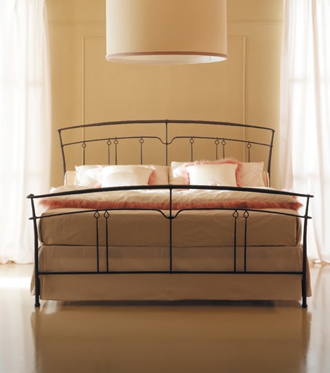 Bed with wrought iron headboard Letto Magda, Millenotti - Corte Zari