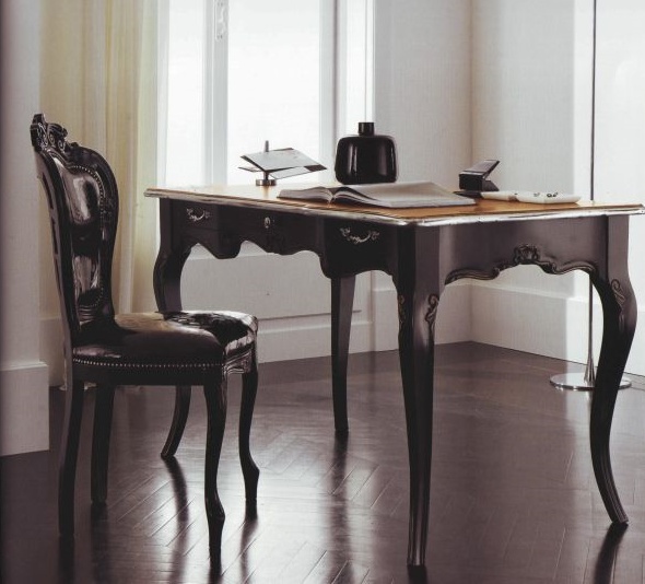 A Desk with drawers, Flai