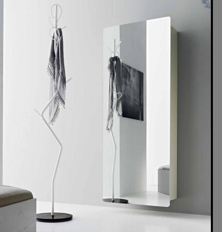 The mirror wall, Flai