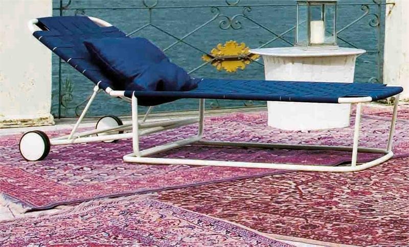 The chaise lounge seat and back of synthetic fabric and steel frame Cloud, Arflex 