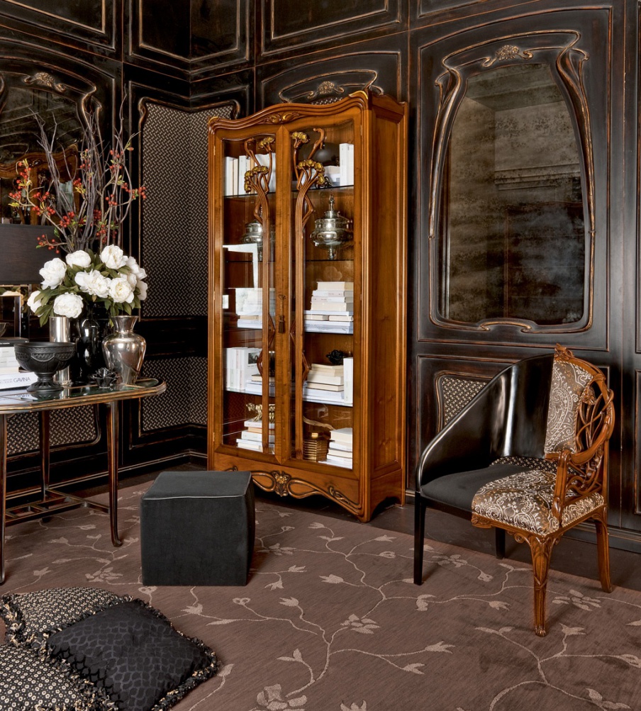 Showcase with hinged door, Medea