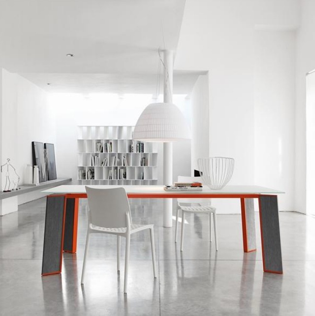 Dining table sliding on a metal frame Flag, Bonaldo
