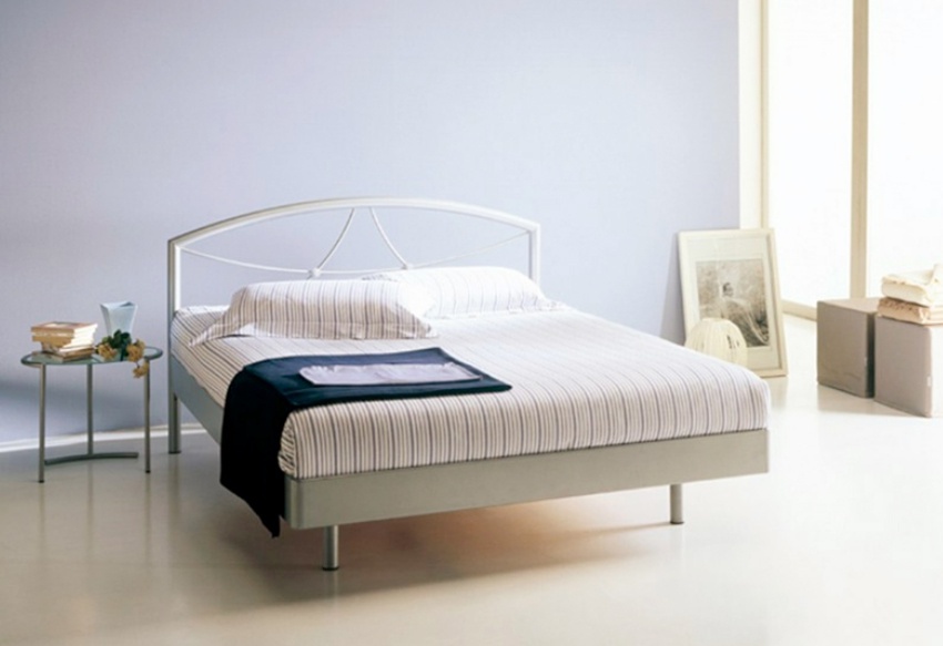 Double bed on a metal frame Perugino, Bontempi Casa