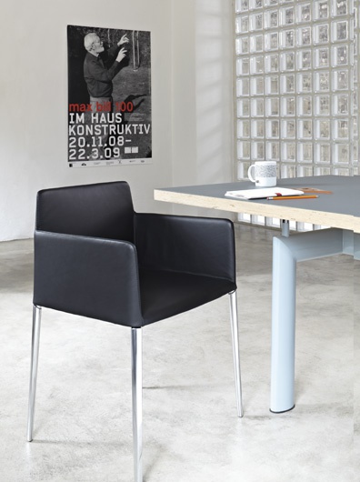 Chair with armrests, Desalto