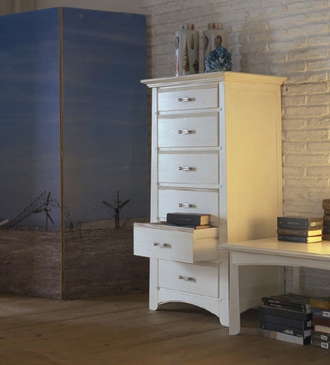A chest of drawers on a frame of solid wood 563W, BTC