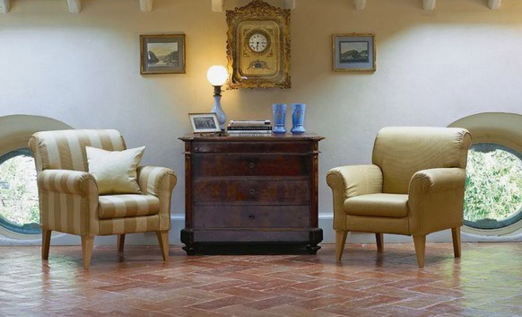 Chair on wooden legs, Biba Salotti