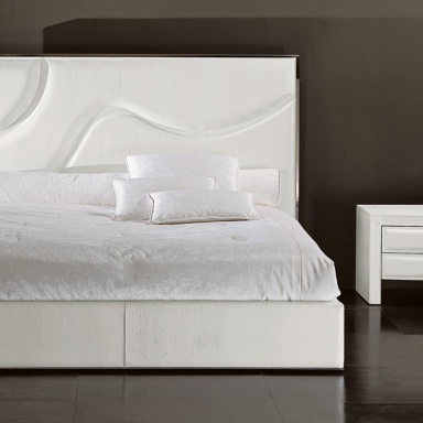 Bed with soft back Riflesso