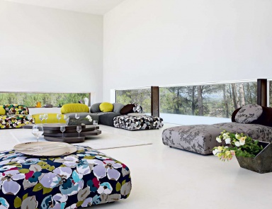 The sofa is modular, Anagramme - Roche Bobois