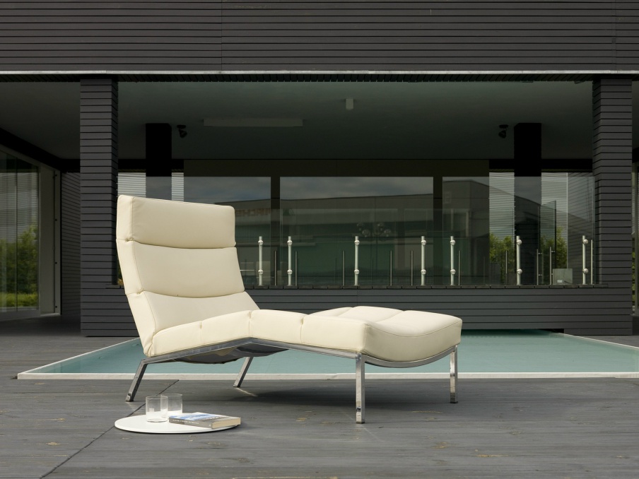 A chaise longue upholstered in eco-leather cream color db06 including, Bodema