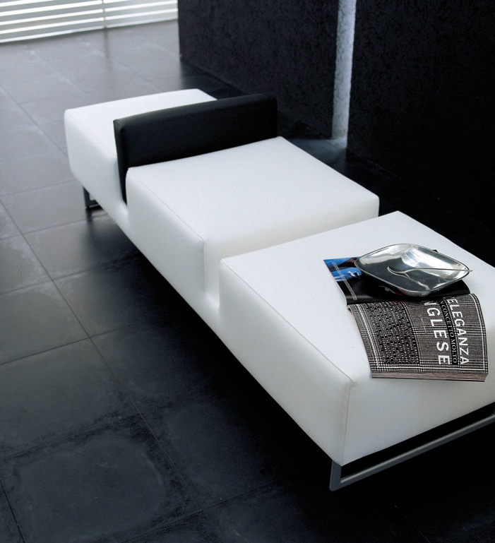 Pouf with wooden frame and steel and filler of polyurethane foam Onda, Alivar