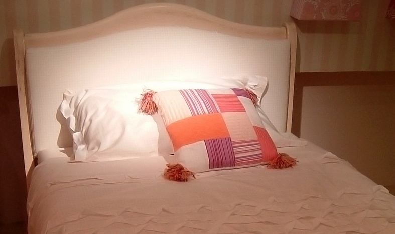 Bed with headboard, De Baggis