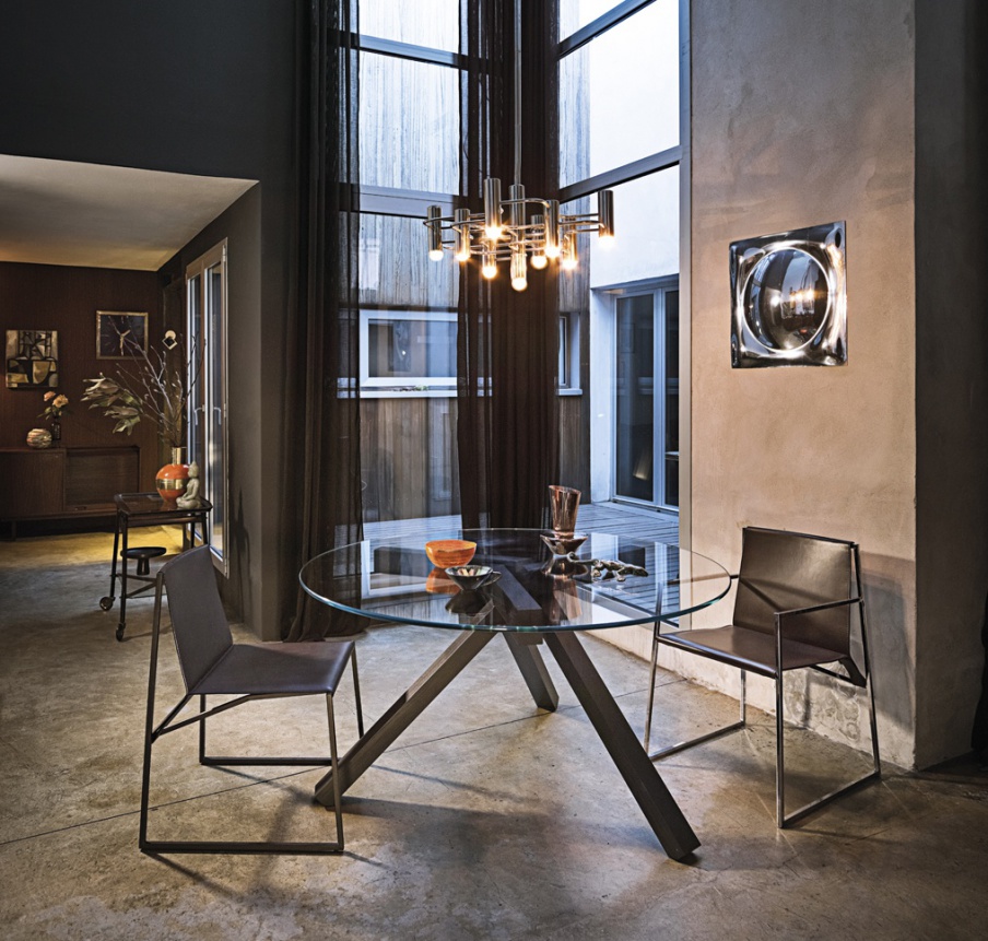 Dining table with top in tempered glass and legs made of solid wood Quiete, Arketipo