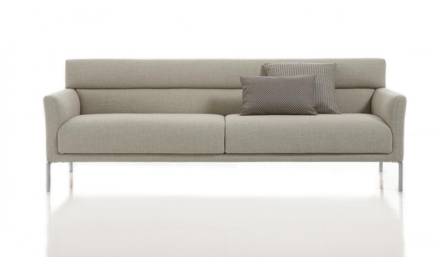 A sofa with a frame made of metal, filled with polyurethane foam and obivios of leather or textile fabric Lans, Arketipo