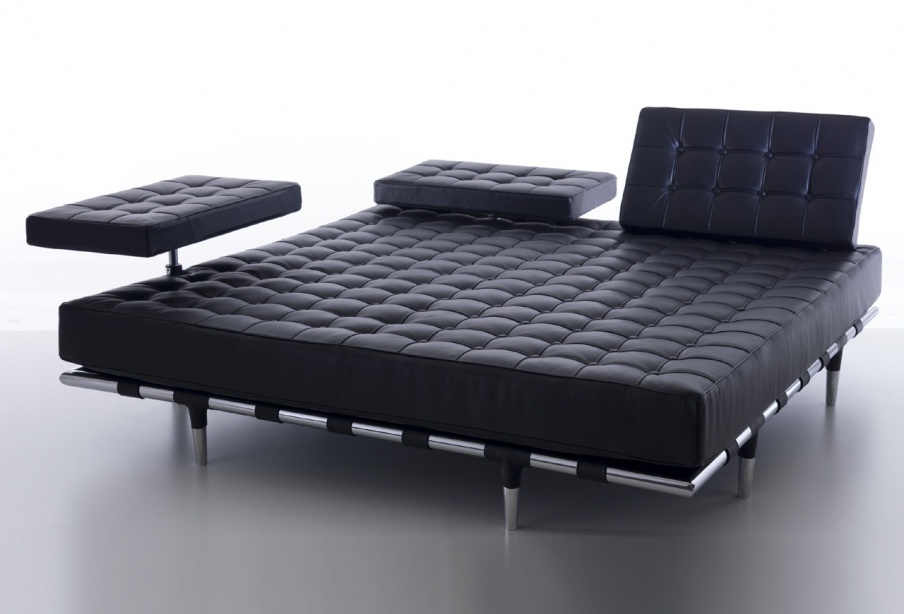 The 241 PRIVE sofa is modular, Cassina