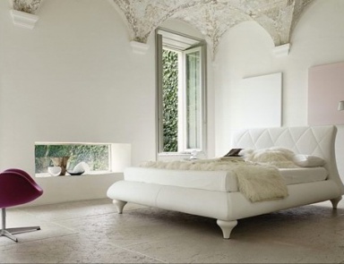 Double bed on figured legs, Oriente - La Falegnami