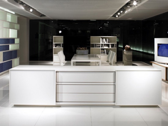 A low chest on legs, Kettnaker 