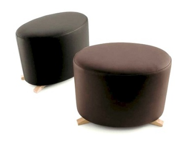 Round Ottoman on wooden legs, Maxalto
