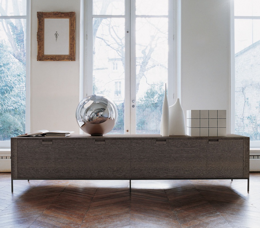 A chest of drawers from solid wood Maxalto