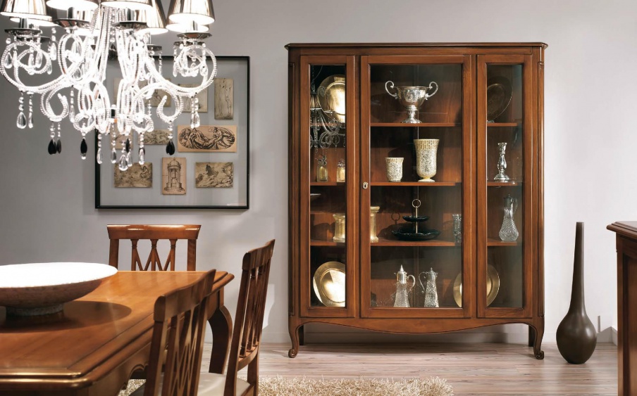 Showcase with hinged doors, Sangiorigo