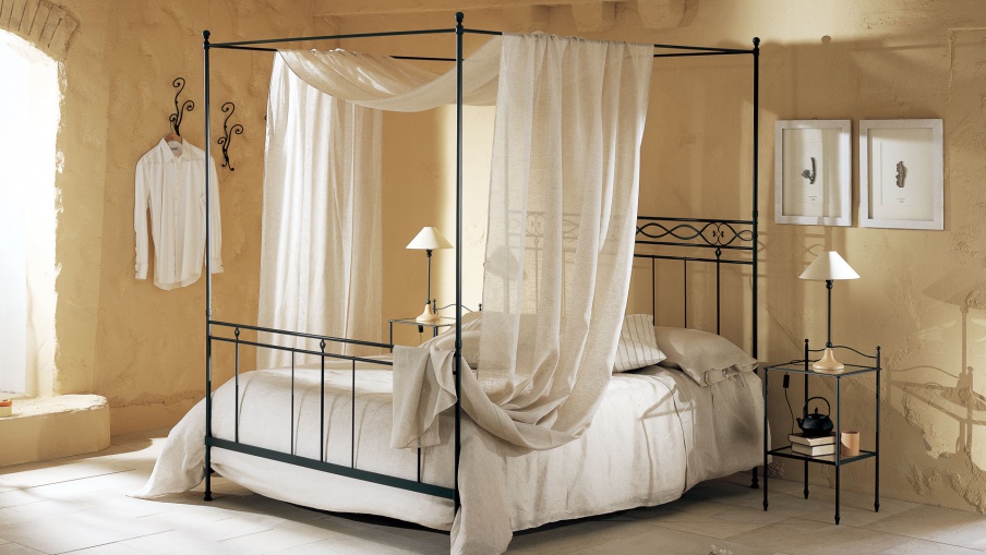 A four-poster bed Sirolo, Cantori