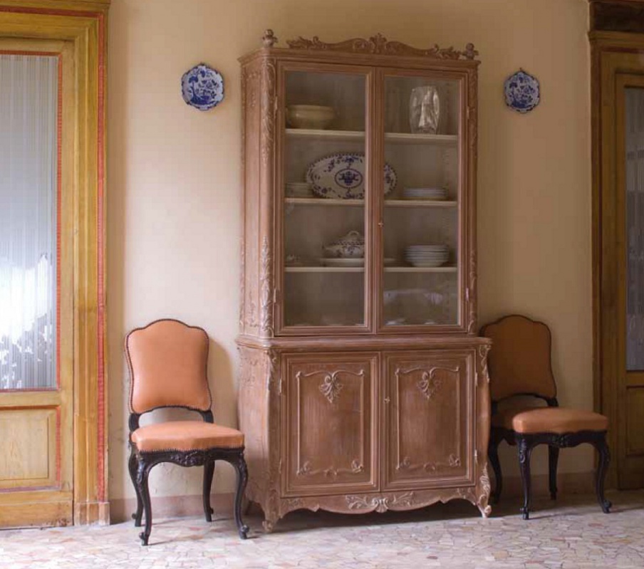 Showcase with hinged doors, Chelini