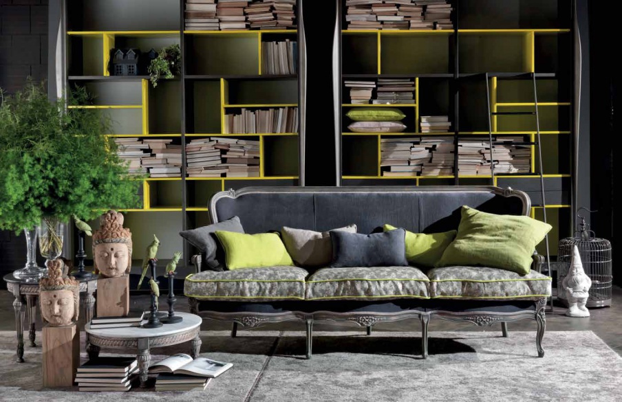 Three-seater sofa carved frame on the Ground, Moda