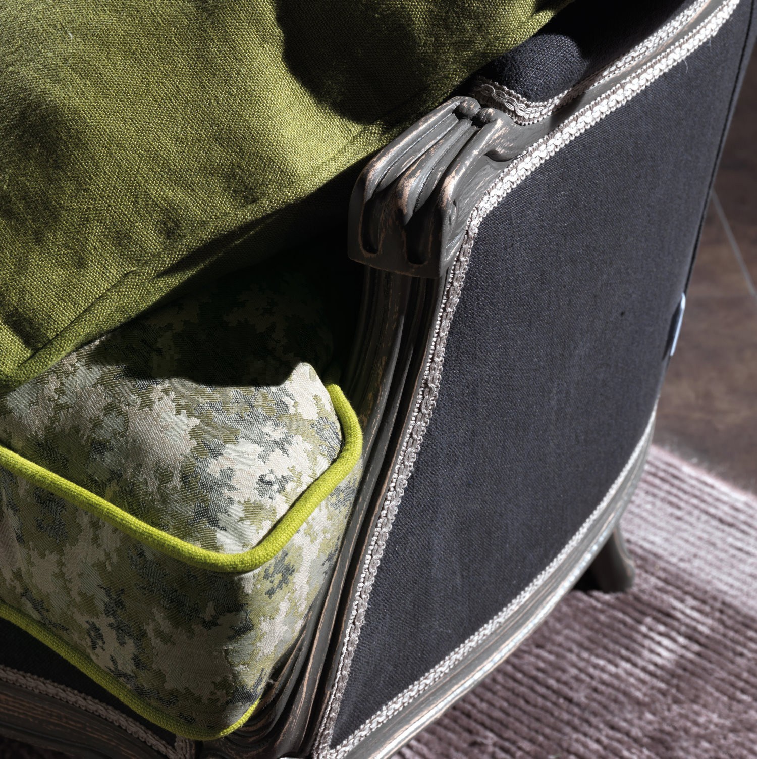 Threeseater sofa in carved frame made of solid beech Ground, Moda