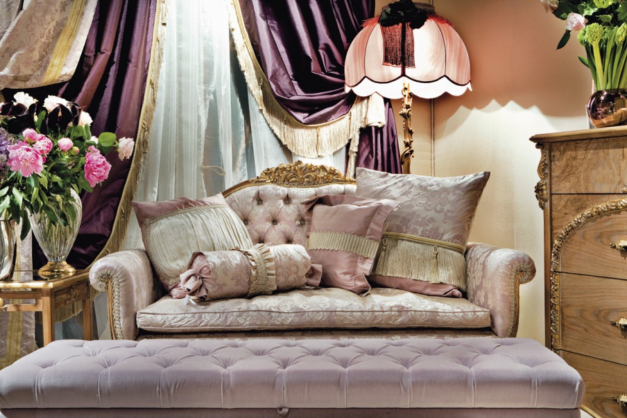 The sofa on the carved frame Prestige, Medea